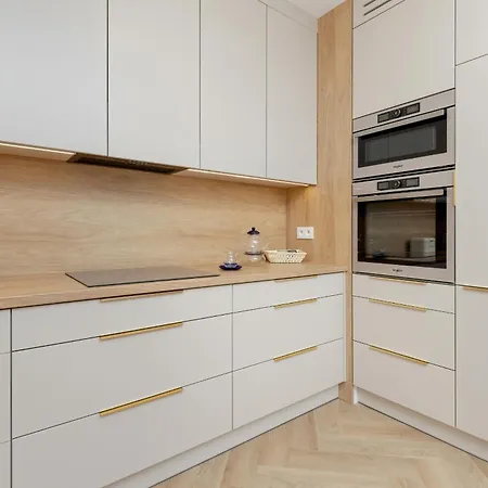Bright Beige With Furnished Balcony And Parking In By Renters Appartamento *