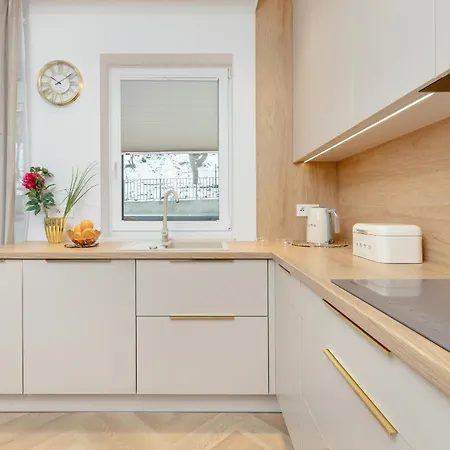 Appartamento Bright Beige With Furnished Balcony And Parking In By Renters *