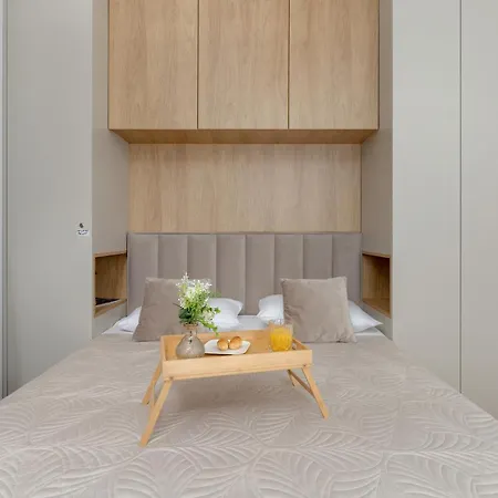 Bright Beige With Furnished Balcony And Parking In By Renters Appartamento *