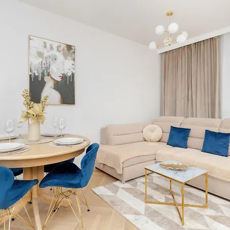 Bright Beige With Furnished Balcony And Parking In By Renters Appartamento *