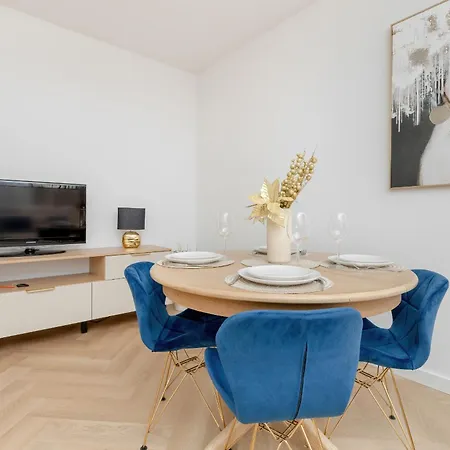 Bright Beige With Furnished Balcony And Parking In By Renters Appartamento *