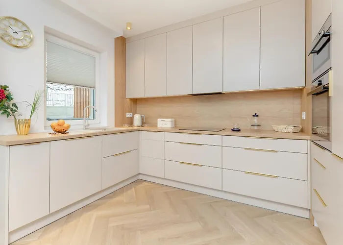 Bright Beige With Furnished Balcony And Parking In By Renters アパート