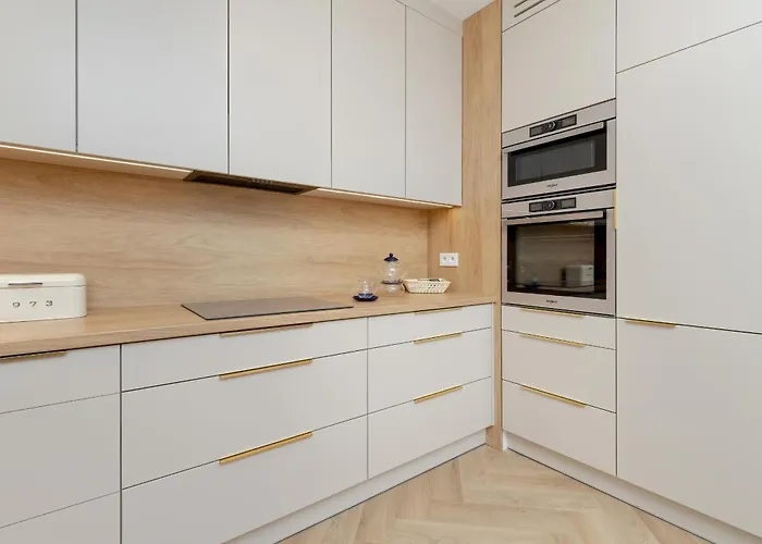 Bright Beige With Furnished Balcony And Parking In By Renters アパート *