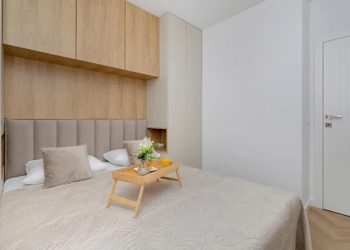 Bright Beige With Furnished Balcony And Parking In By Renters グダニスク
