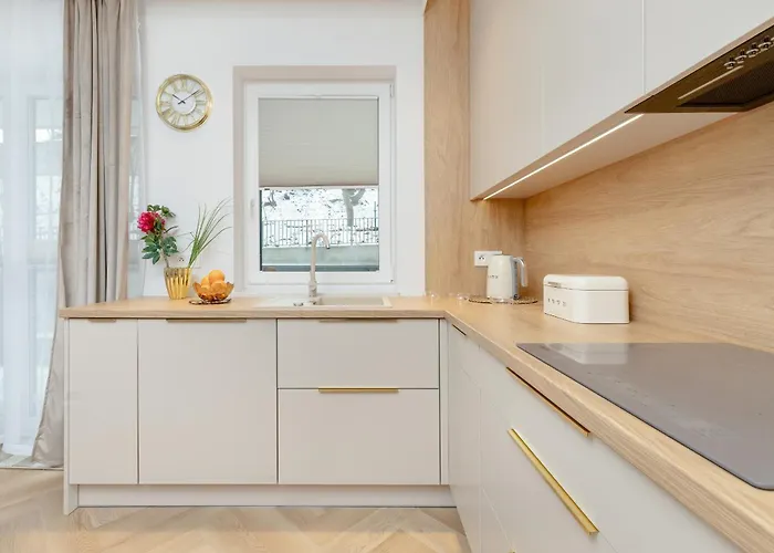 アパート Bright Beige With Furnished Balcony And Parking In By Renters *