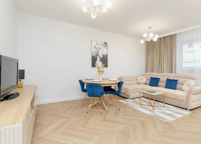 Bright Beige With Furnished Balcony And Parking In By Renters アパート