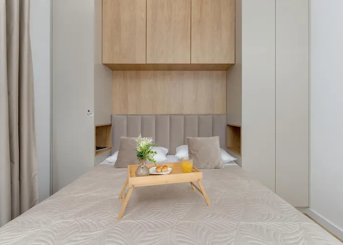 Bright Beige With Furnished Balcony And Parking In By Renters アパート *