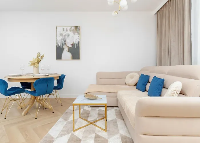 Bright Beige With Furnished Balcony And Parking In By Renters アパート *