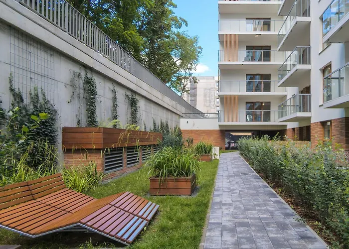 Bright Beige With Furnished Balcony And Parking In By Renters アパート