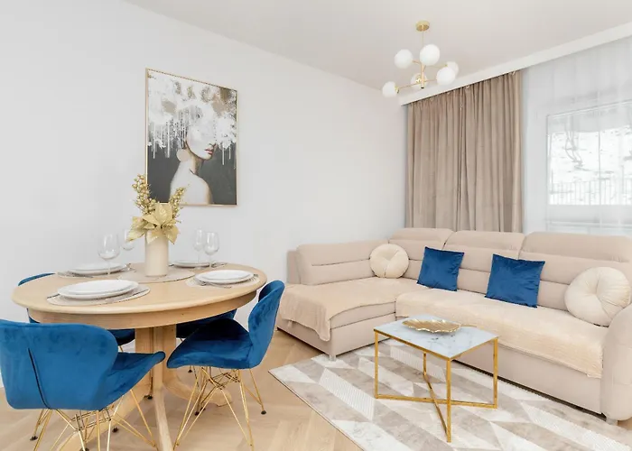 Bright Beige With Furnished Balcony And Parking In By Renters アパート *