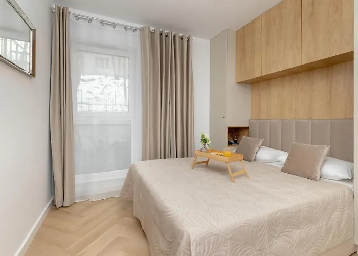 アパート Bright Beige With Furnished Balcony And Parking In By Renters *