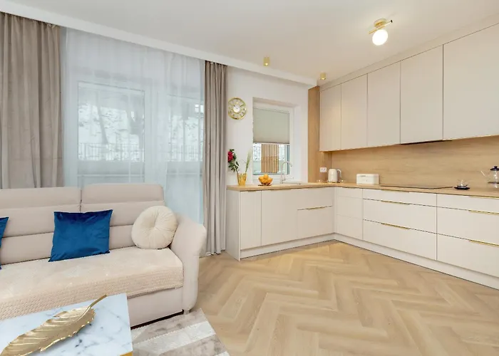 Bright Beige With Furnished Balcony And Parking In By Renters グダニスク